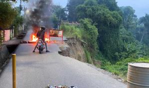 Protestan en Moca por falta de muros gaviones en carretera a punto de colapsar