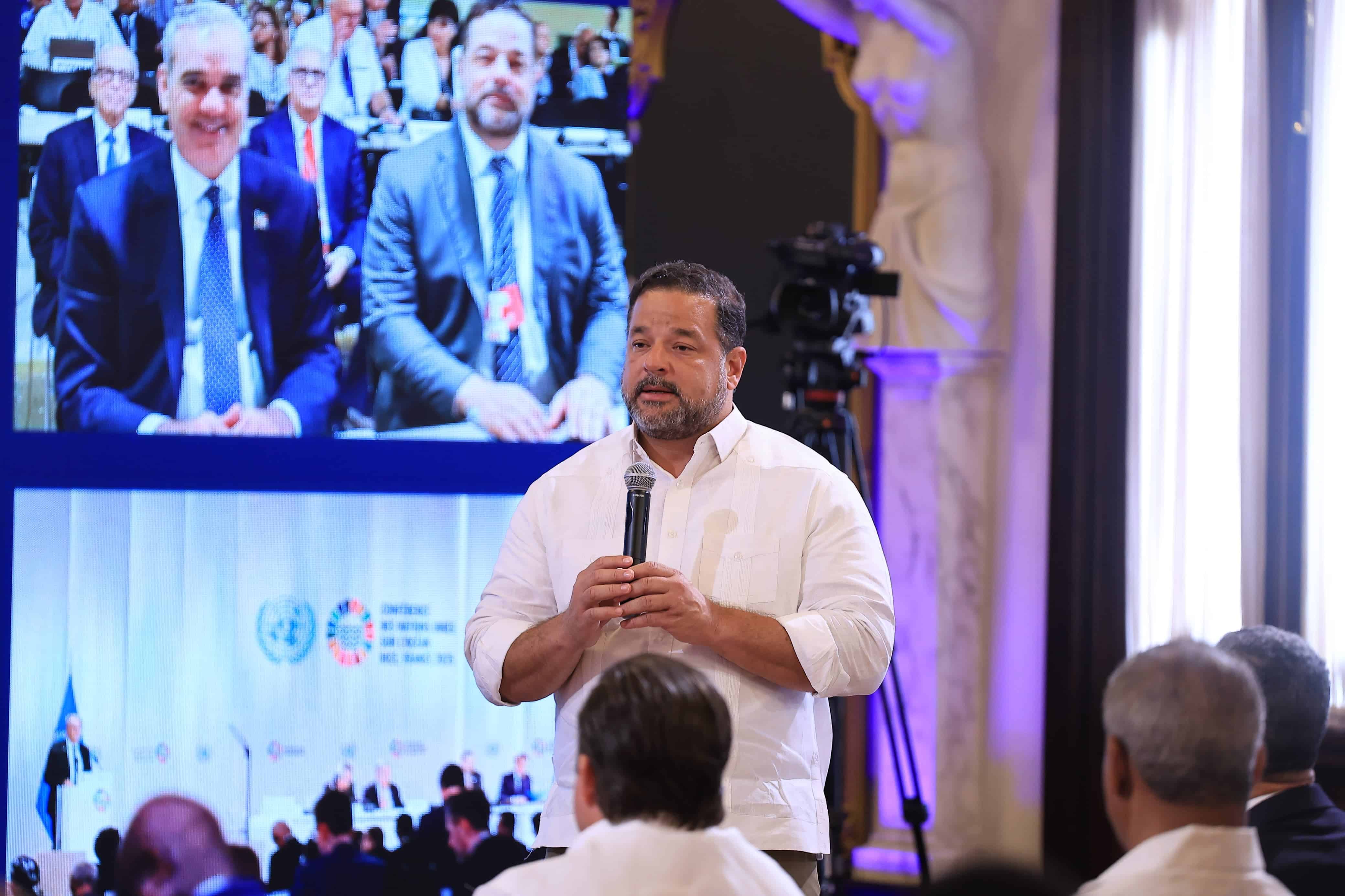 El ministro de Medio Ambiente, Armando Paíno Henríquez, habla en el Palacio Nacional durante LA Semanal con la Prensa el lunes 16 de junio.