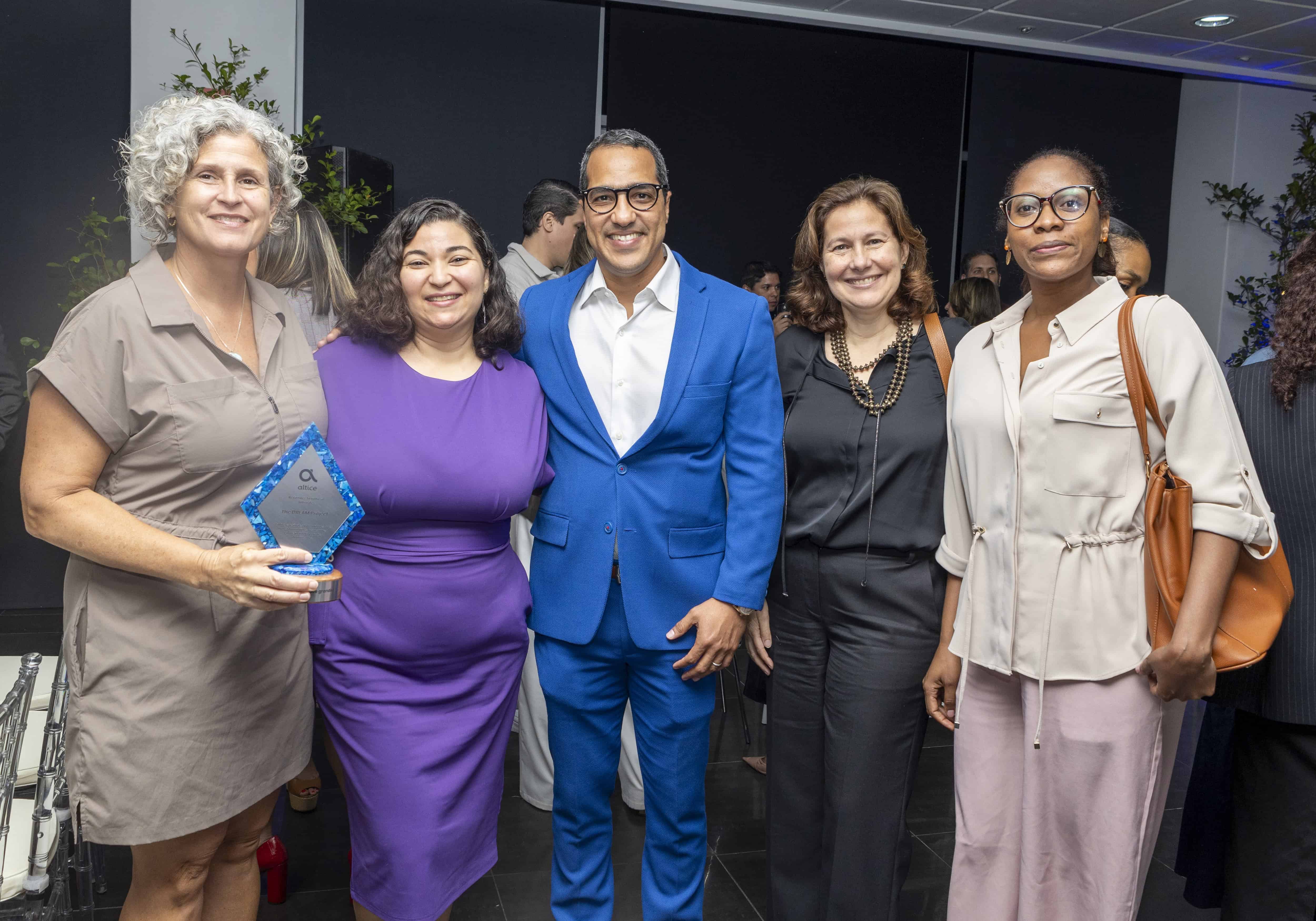 Catherine De Laura, Raina Rodríguez, Jairo Capellán, Mirtha Cabral y Patricia Buten.