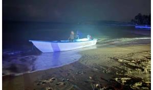 Decomisan drogas y armas en yola abandonada en una playa del norte de Puerto Rico