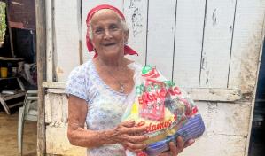 Comedores Económicos entrega raciones crudas a familias vulnerables en Manabao en La Vega