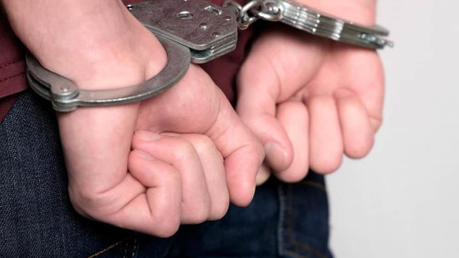 Arrestan en Puerto Rico a ocho personas, incluido el hermano de un senador, por fraude bancario Arrestan en Puerto Rico a ocho personas, incluido el hermano de un senador, por fraude bancario