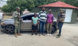 Conductor intentó escapar con migrantes ilegales y estrelló su vehículo contra una cabaña