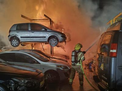 Incendios en edificio y aparcamiento de Israel tras ataque de Irán