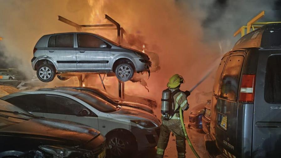 Incendios en un edificio y un aparcamiento de Israel tras un ataque con misiles de Irán