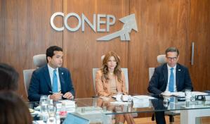 Senador Omar Fernández se reúne con comisión jurídica del Conep