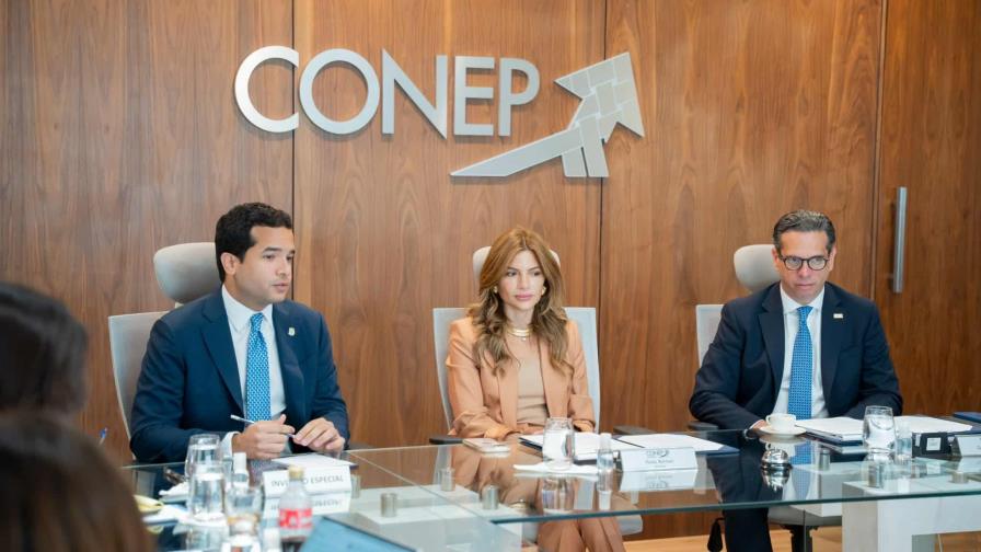 Senador Omar Fernández se reúne con comisión jurídica del Conep