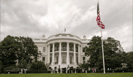 Casa Blanca lanza una falsa narrativa antimigrantes al acusarlos de traer su ganado enfermo