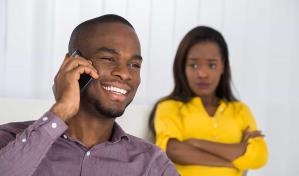 Cuando él sigue atado a su ex