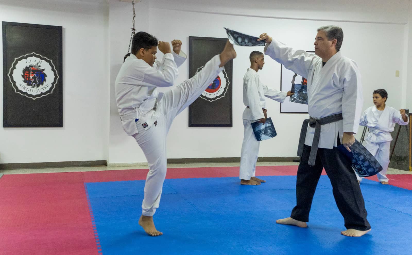 Un alumno, entrenando con el profesor Nolasco Rivas.