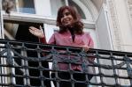 Cristina Fernández sale al balcón por primera vez desde que está en prisión domiciliaria