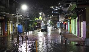 Huracán Erick toca tierra en México con vientos de hasta 205 km/h