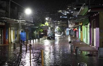 Huracán Erick toca tierra en México con vientos de hasta 205 km/h