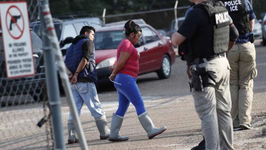 EE. UU. prioriza detener migrantes criminales en redadas laborales, dice zar de la frontera