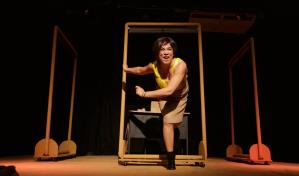 Sala La Dramática: escenario para la obra Una mujer quiere escribir un informe