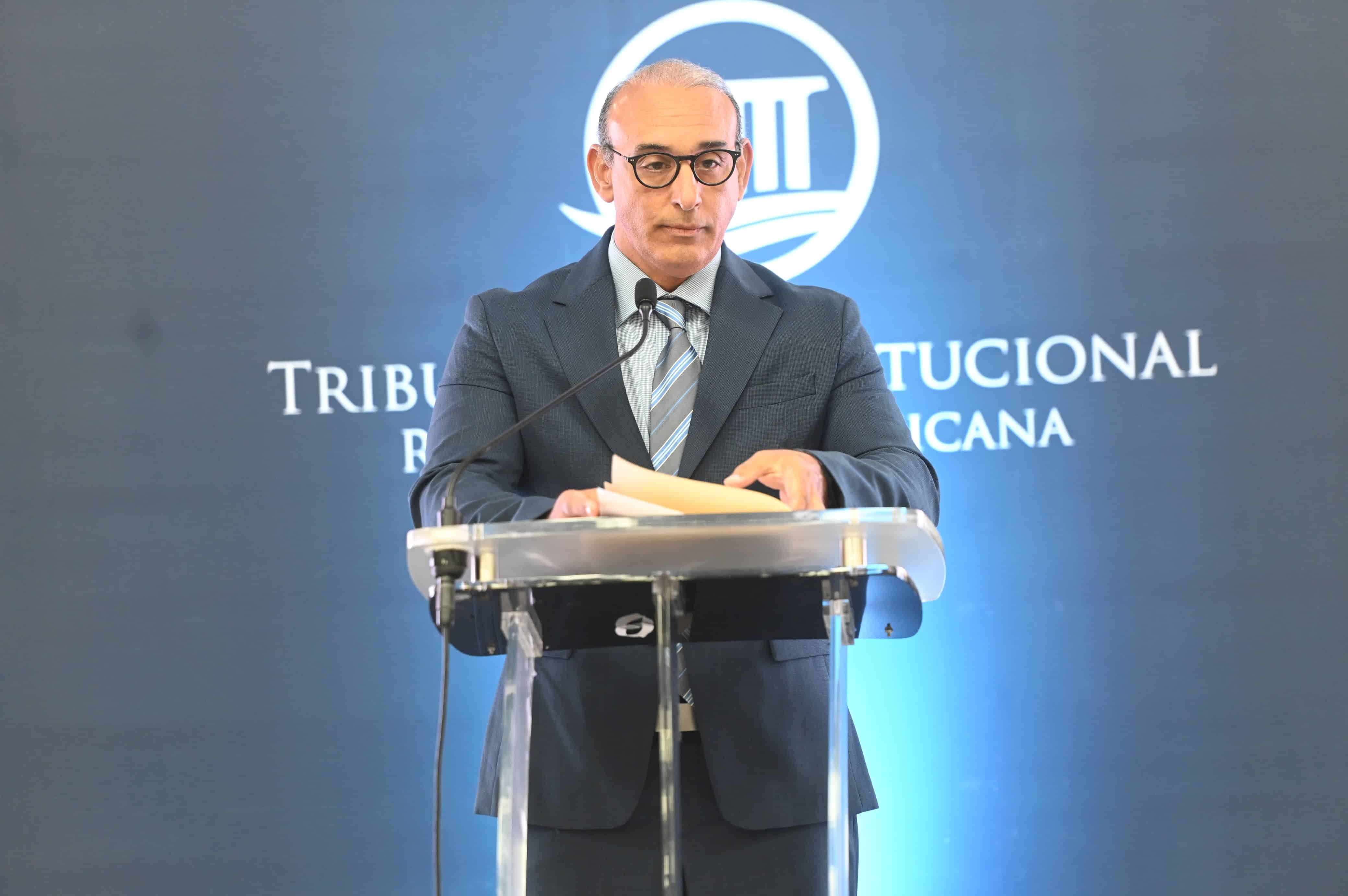 Francisco Luciano Corominas, hijo del doctor Rafael Luciano Pichardo (1935-2024), constitucionalista, exjuez primer sustituto del presidente y expresidente de la Primera Sala de la Suprema Corte de Justicia.