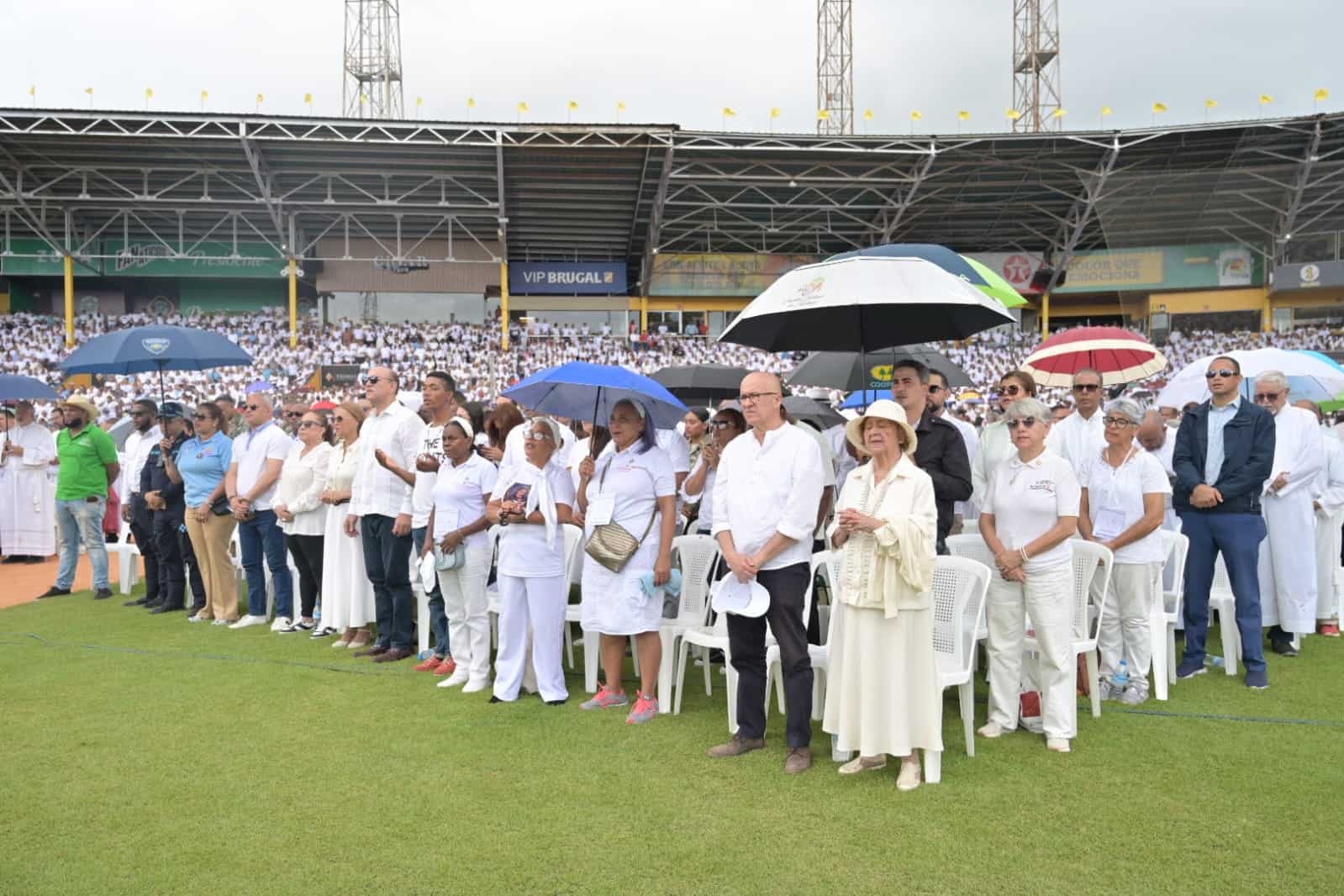 Autoridades en Santiago asisten a misa en el Día de Corpus Christi celebrada en el Estadio Cibao, este 19 de junio.