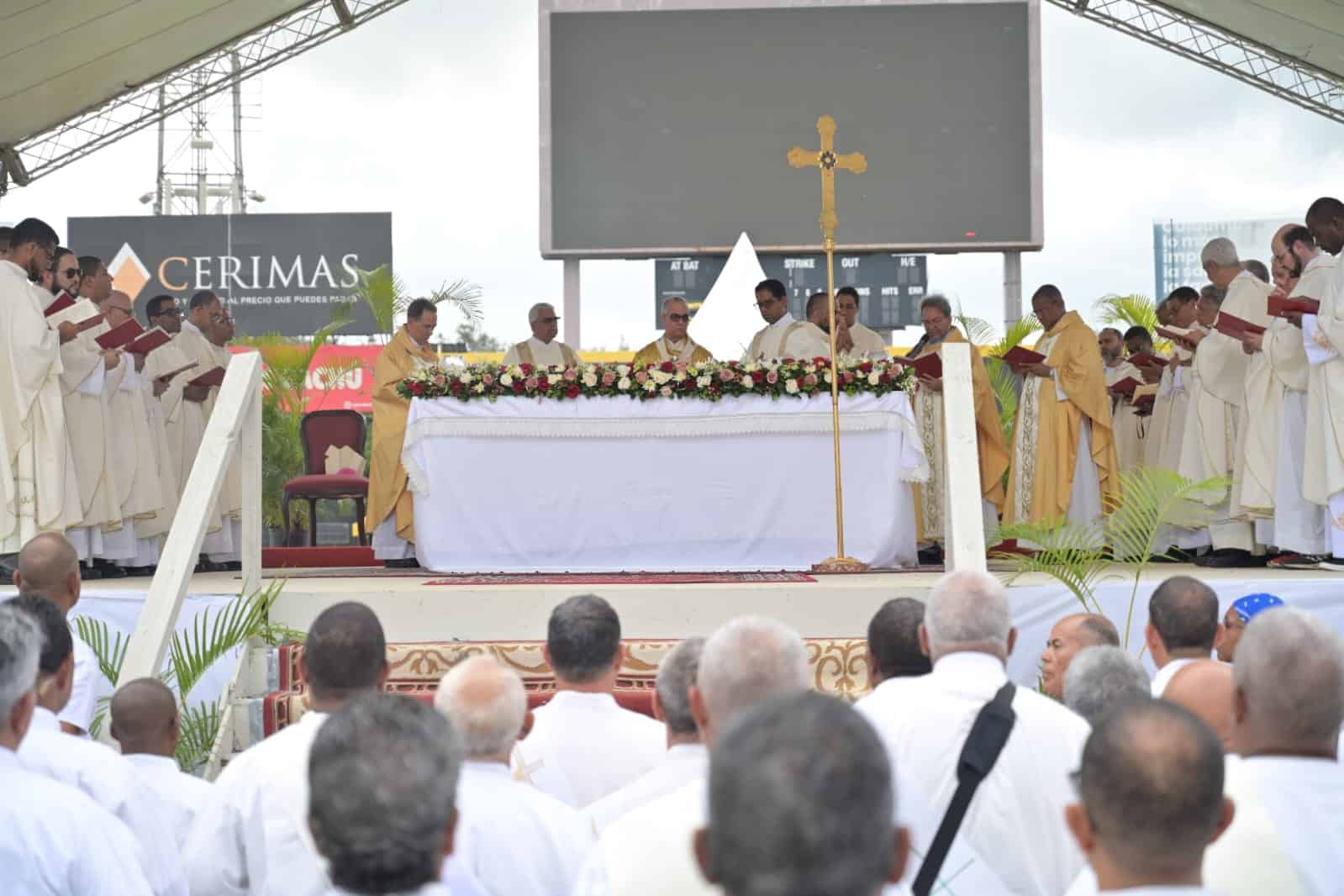 El arzobispo de Santiago, monseñor Héctor Rodríguez, líderes eclesiásticos y miembros de comunidades parroquiales asisten a misa en el Día de Corpus Christi, este 19 de junio.