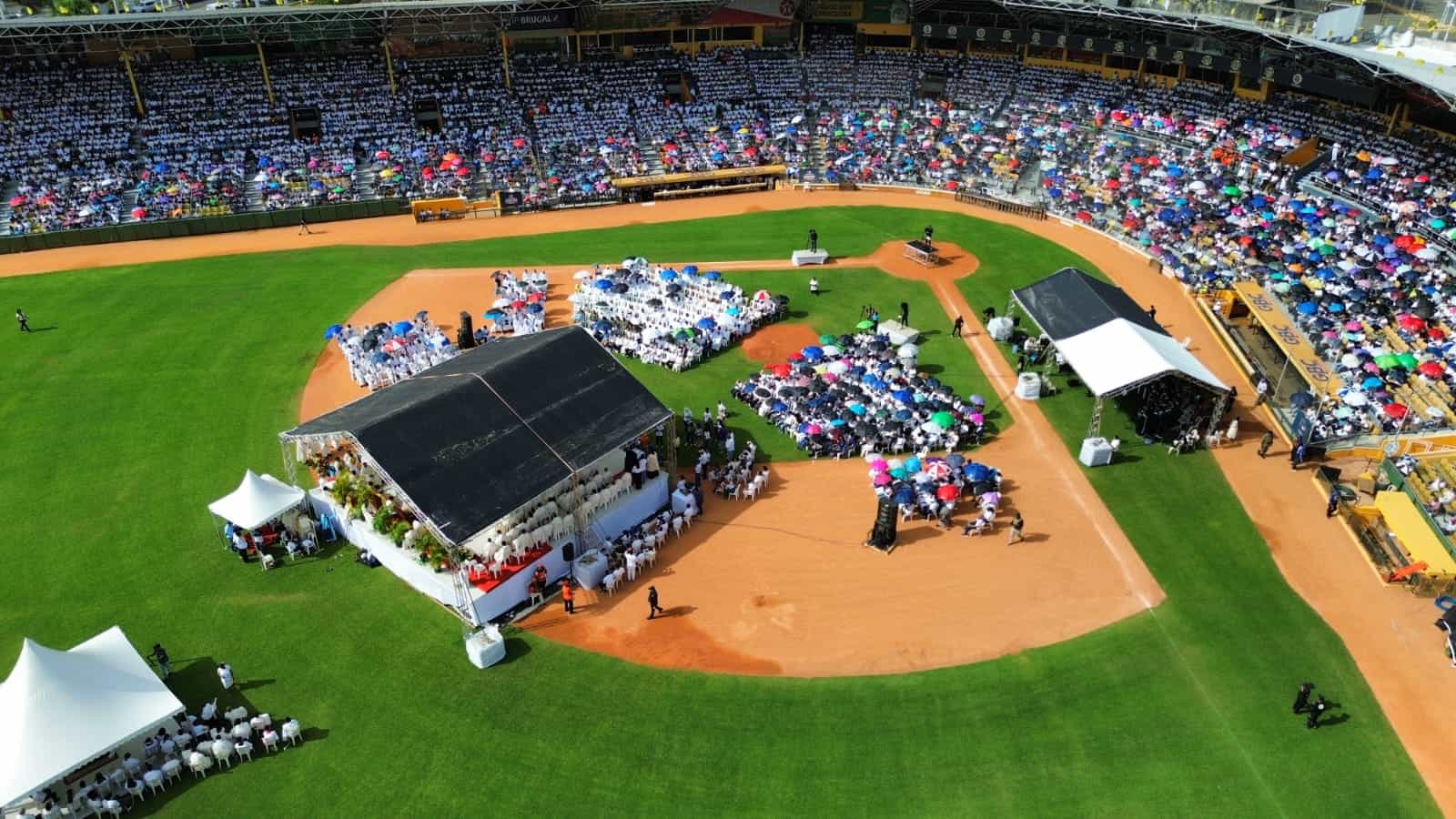 Fieles de distintas comunidades y autoridades asisten a la misa del Día de Corpus Christi, celebrada este 19 de junio. 