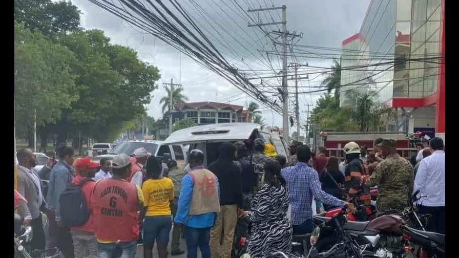 Rescatan a nueve personas, entre ellas cinco menores, tras quedar atrapadas en un ascensor en Higüey Rescatan a nueve personas, entre ellas cinco menores, tras quedar atrapadas en un ascensor en Higüey