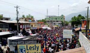 Miles de personas claman contra inseguridad en Haití convocados por jefe de banda armada