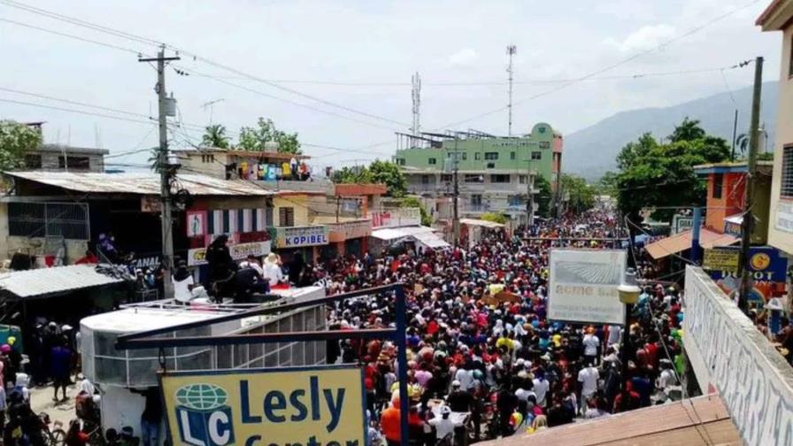 Miles de personas claman contra inseguridad en Haití convocados por jefe de banda armada Miles de personas claman contra inseguridad en Haití convocados por jefe de banda armada