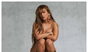 Karol G lanza Tropicoqueta, un homenaje a lo latino que va del merengue y la bachata a la ranchera