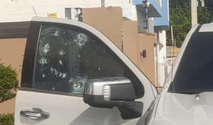 Acribillan a un hombre en residencial de La Vega y queman vehículo usado para el ataque
