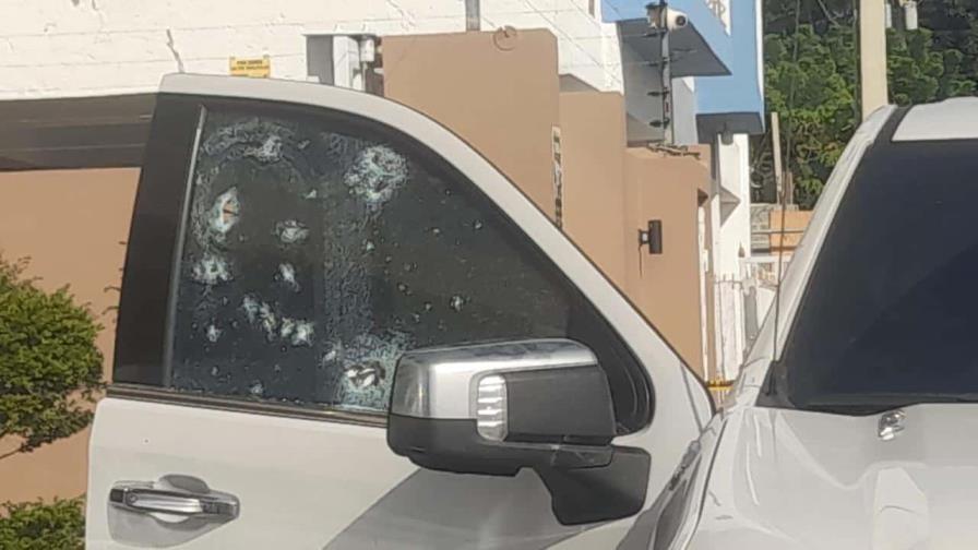 Acribillan a un hombre en residencial de La Vega y queman vehículo usado para el ataque