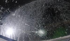 Lanzan botella a vehículo de Diario Libre y rompen el cristal