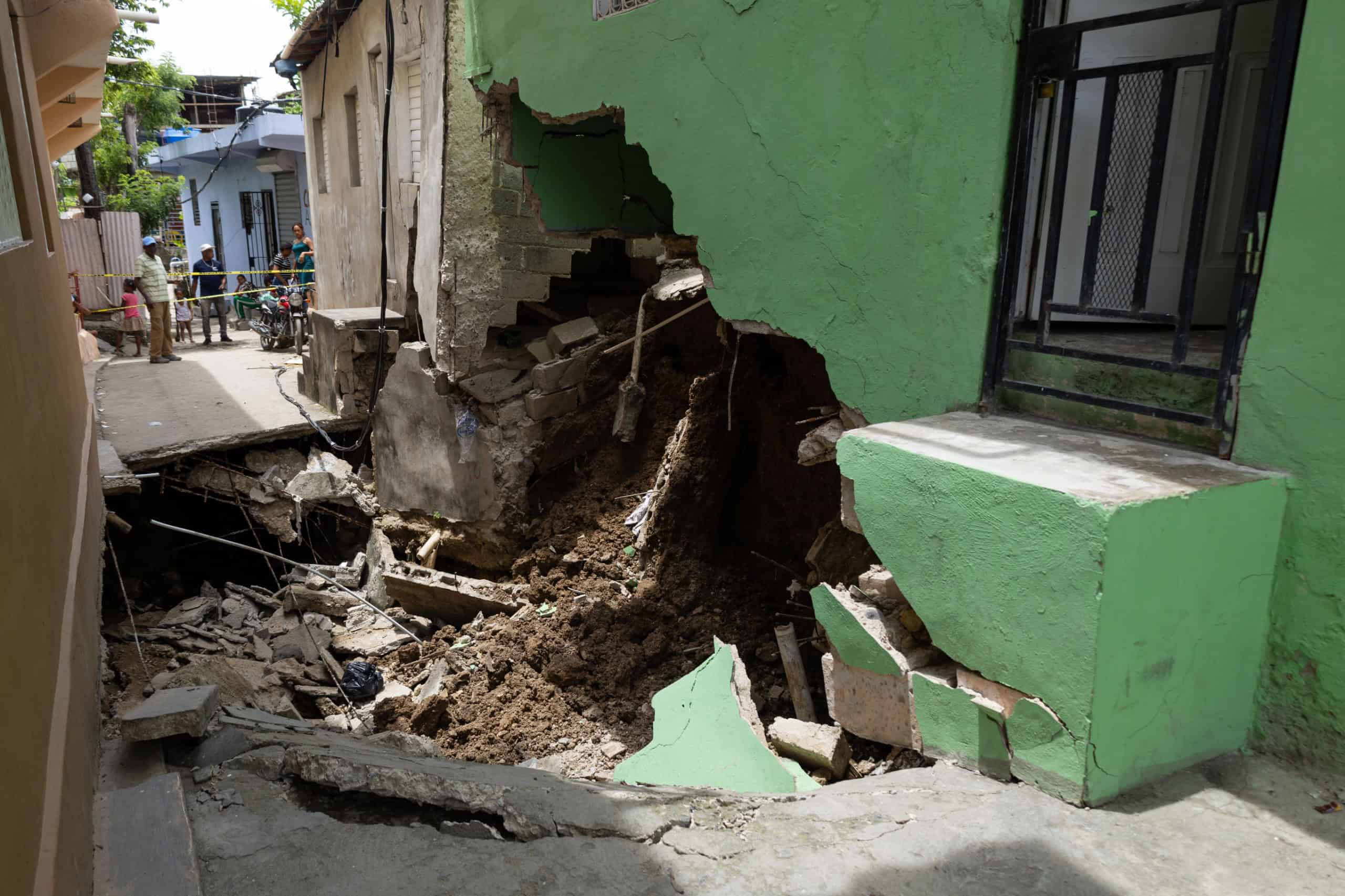 Derrumbamiento de viviendas en una cañada en Los Guaricanos.