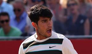 Alcaraz se sobrepone a un susto en el tobillo y a un parón por lluvia para derrotar a Báez