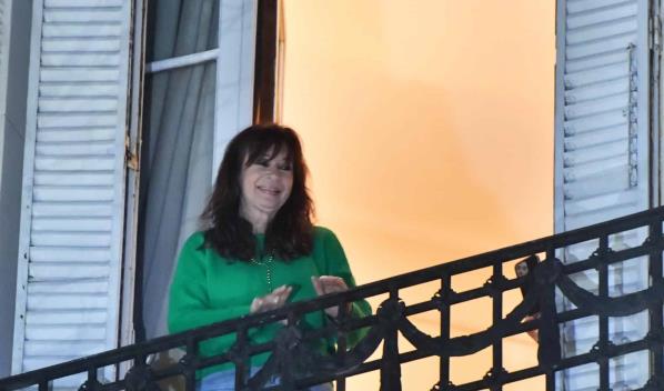 Cristina Fern&aacute;ndez continuar&aacute; ingresada por complicaciones tras apendicitis