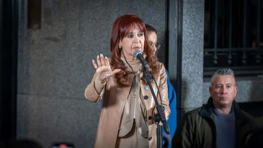Cristina Fernández denuncia provocación policial y pide a partidarios resguardarse Cristina Fernández denuncia provocación policial y pide a partidarios resguardarse