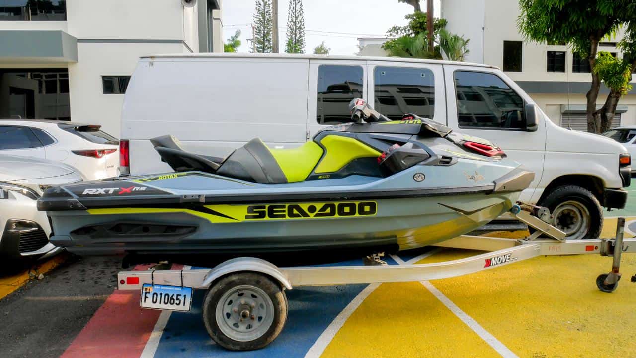 Vehículo acuático JetSki incautado durante operativo en Boca Chica. 