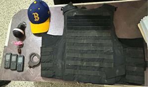 Apresan hombre con artículos de uso militar durante allanamiento en La Vega