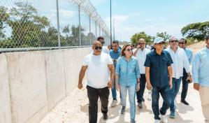 Carolina Mejía respalda verja fronteriza y propone un muro económico y ecológico