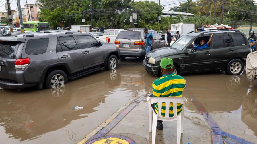 Charcos, congestión y desorden: el drama diario de la Simón Orozco con Pedro Bonilla en Invivienda