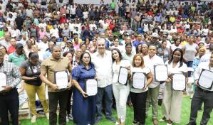 Abinader entrega 1,600 títulos de propiedad en La Romana