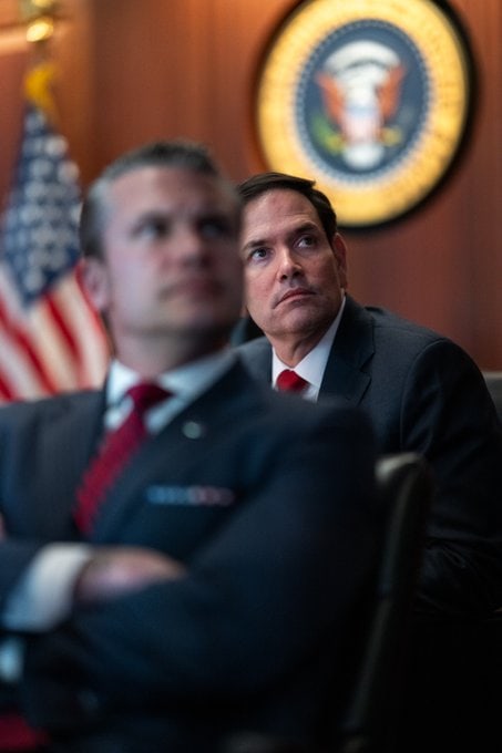 Los secretario de Estado y Defensa, Marco Rubio y Pete Hegseth, observan algo durante la reunión en la Sala de Situación el 21 de junio de 2025.