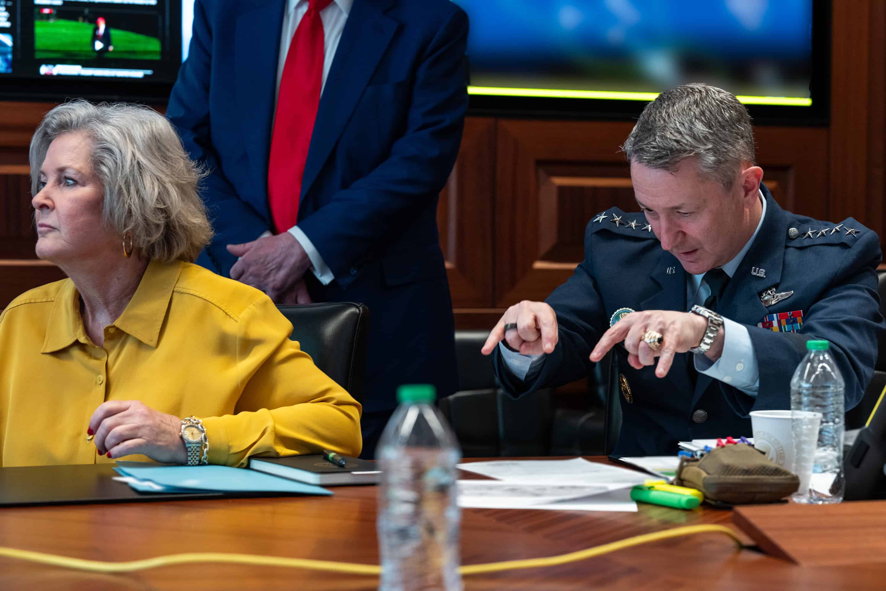 Susie Wiles, jefa de Gabinete de la Casa Blanca, y al general Dan Caine, jefe del Estado Mayor Conjunto de EE. UU. durante la reunión en la Sala de Situación el 21 de junio de 2025.