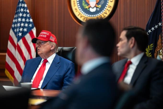 Imagen enfoca al presidente Donald Trump al fondo en la Sala de Situación el 21 de junio de 2025, mientras el secretario de Estado, Marco Rubio, y el jefe del Pentágono, Pete Hegseth, quedan levemente desenfocados.