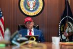 Trump ordena bombardeos en Irán con su gorra roja de MAGA y su característico ceño fruncido
