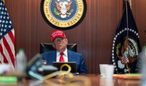 Trump ordena bombardeos en Irán con su gorra roja de MAGA y su característico ceño fruncido