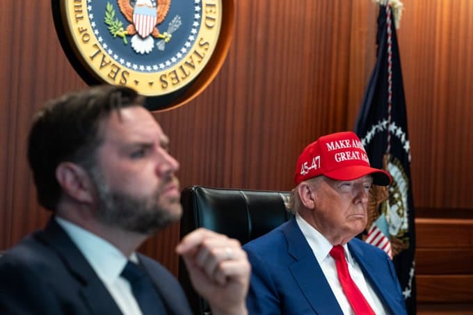 Imagen enfoca al presidente Donald Trump al fondo en la Sala de Situación el 21 de junio de 2025, mientras el vicepresidente JD Vance queda levemente desenfocado. 
