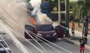 Veh&iacute;culo "music&oacute;logo" se incendia frente al Cementerio del Ingenio en Santiago Oeste