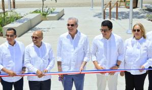 Luis Abinader y David Collado inauguran malecón en Haina con una inversión de 108 millones de pesos