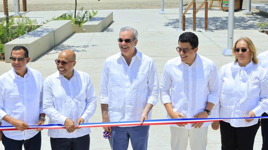 Luis Abinader y David Collado inauguran malecón en Haina con una inversión de 108 millones de pesos