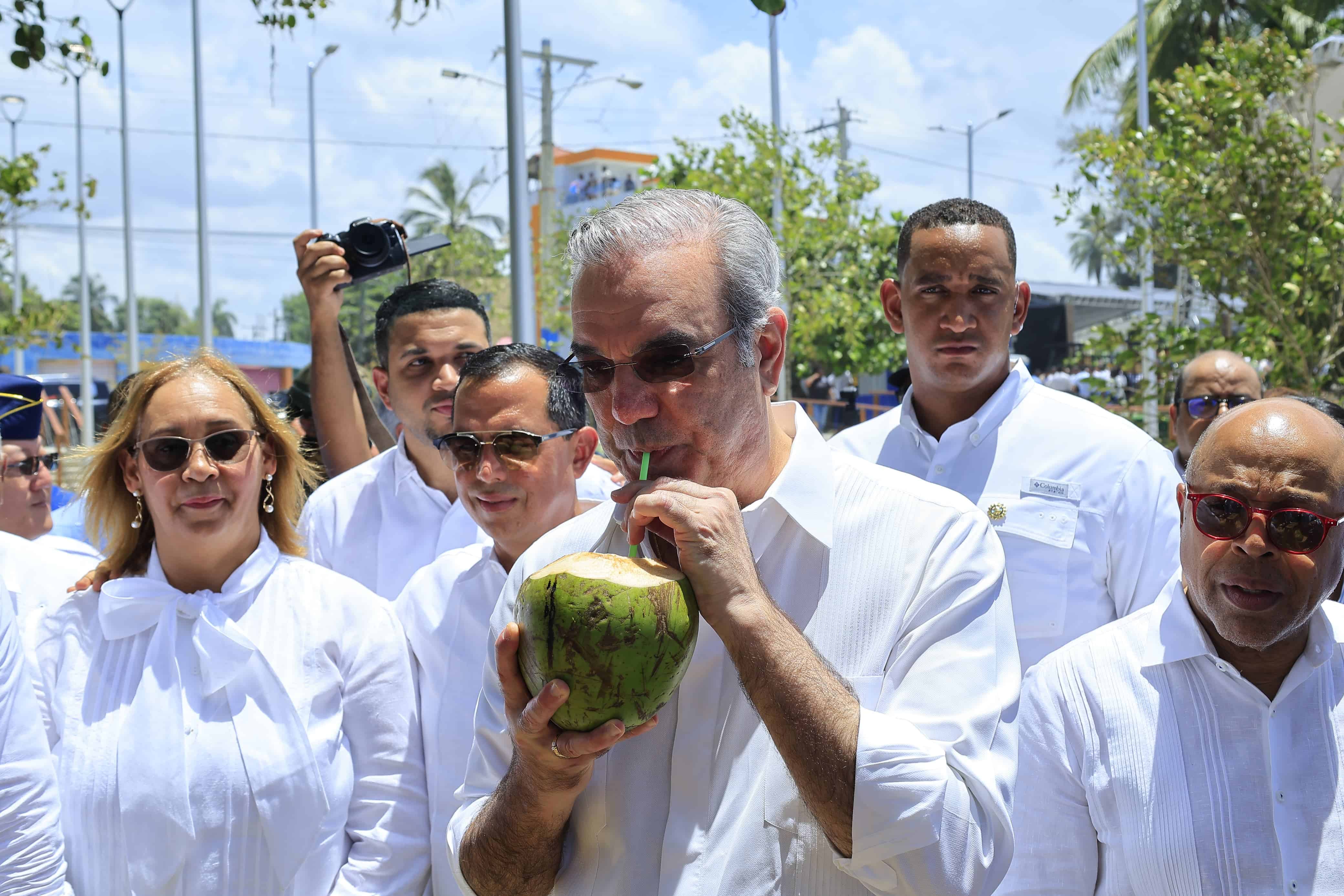 A Abinader se le vio tomándose su tiempo para jugar, y al ganar la partida es evidente que no era poniendo ficha que estaba