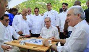 No todo fue corte de cinta y protocolo: Luis Abinader le ganó un juego de dominó a David Collado